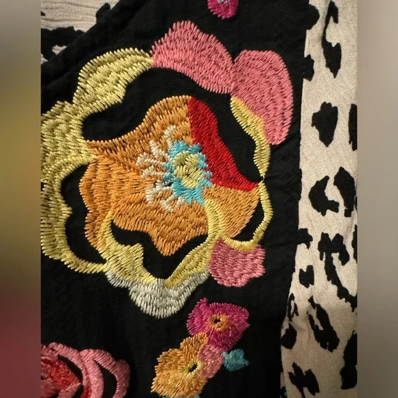 Fun & Bold Boutique Top - Picture 2 of 4